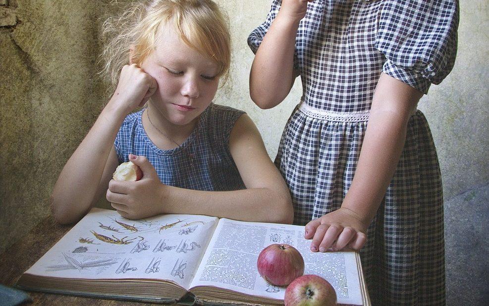 kids, book, apples-894787.jpg